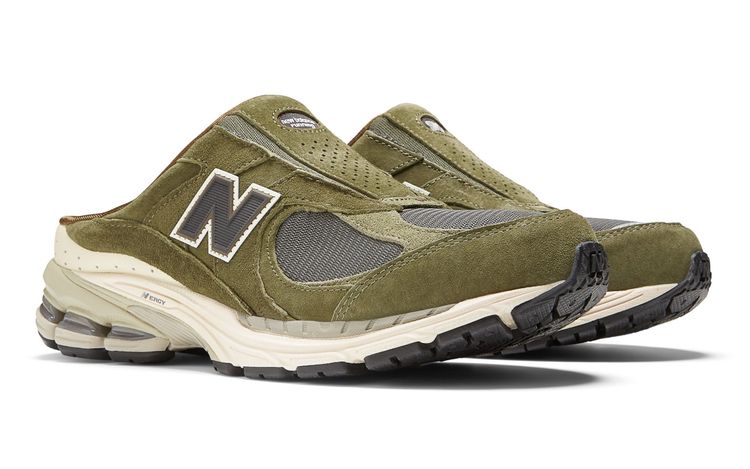 New Balance x Sneakersnstuff 2002R 聯名穆勒鞋，將在8日於台北與高雄的NB 1906潮流形象店開賣，4480元。品牌提供