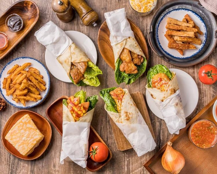 愛河除了繽紛熱氣球，假日還有熱鬧美食市集。觀光局提供