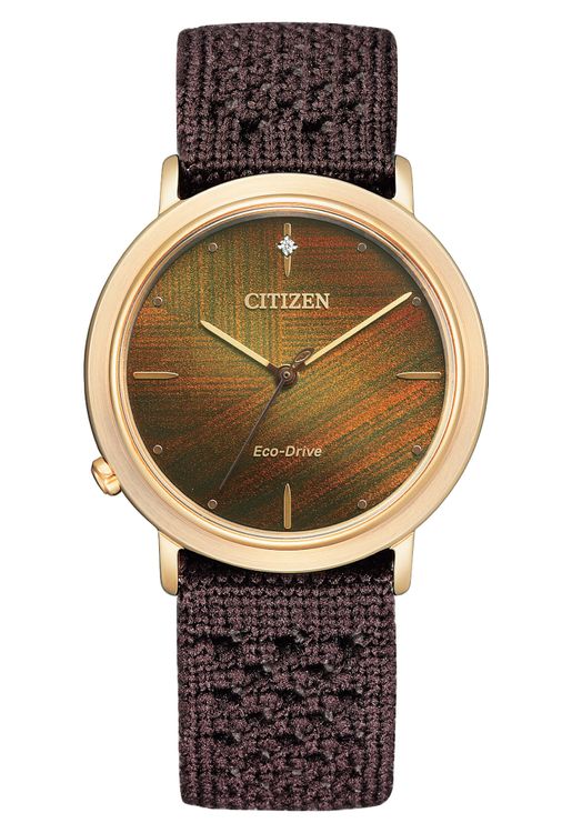 CITIZEN L系列EM1003-48X光動能錶款象徵大地之土意象，1萬6800元。品牌提供