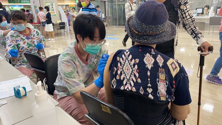 彰縣府建議65歲以上長者可左手打流感疫苗，右手打肺炎鏈球菌疫苗。彰縣府提供