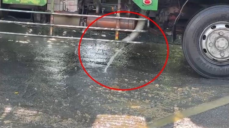 運豬車斗設置有排放汙水管線。魏嘉良攝