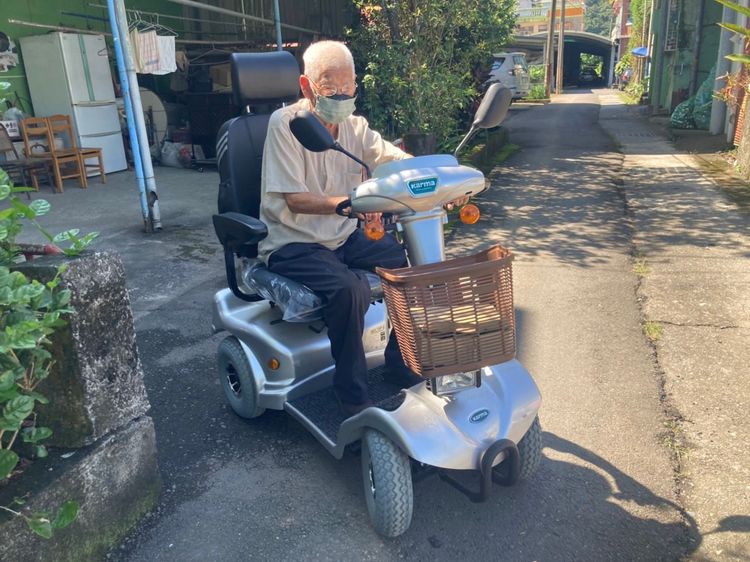 愛騎車享受自由的雷爺爺。陳宏銘攝