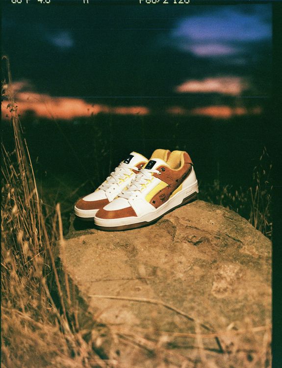 鞋側的彎刀標誌以印上MCM Visetos印花的咖啡色皮革呈現。品牌提供