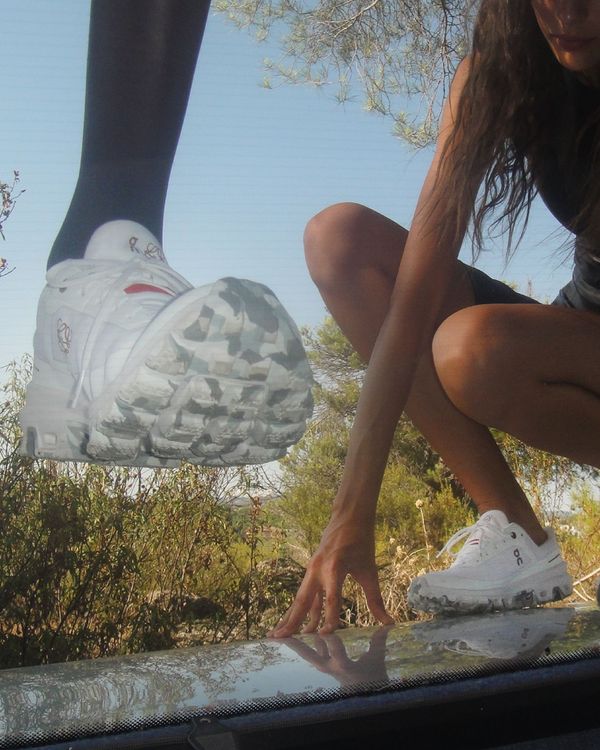 限量版Cloudventure以人工逐一壓印的大理石紋鞋底與鮮活的配色，展現運動時尚型格。品牌提供