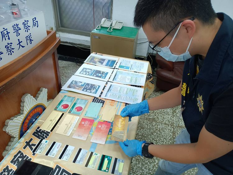 警方破獲以陳男為首的詐騙集團，查回人頭帳戶、手機等物。林錫淵攝