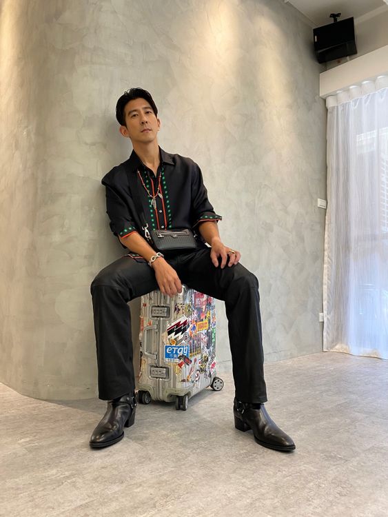 修杰楷以街頭風格衣著造型搭配Rollagas小包，展現熟男不羈酷味。翻攝lefthere036 IG