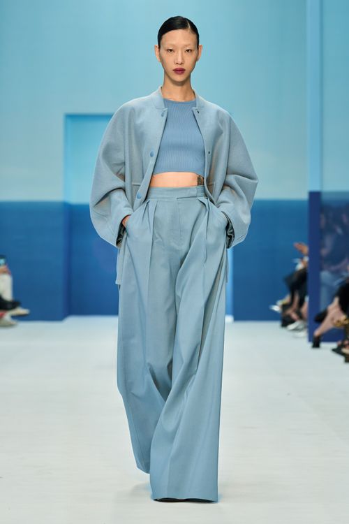 MAX MARA經典的結構式大衣，以海灘長袍為基礎幻化出更為輕鬆的輪廓。品牌提供