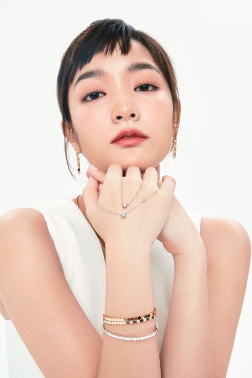 王淨手中握著的Bee My Love單鑽墜鍊，引入CHAUMET所研發的獨特皇后式切割，使寶石綻放不凡光彩。品牌提供