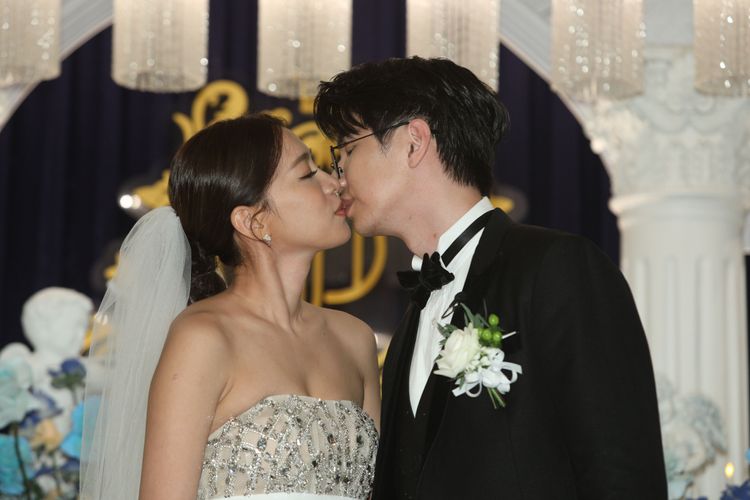 王思平與老公甜蜜一吻。陳明中攝