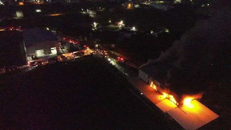 清晨天未亮夜色中火警現場火光熊熊相當明顯。民眾提供