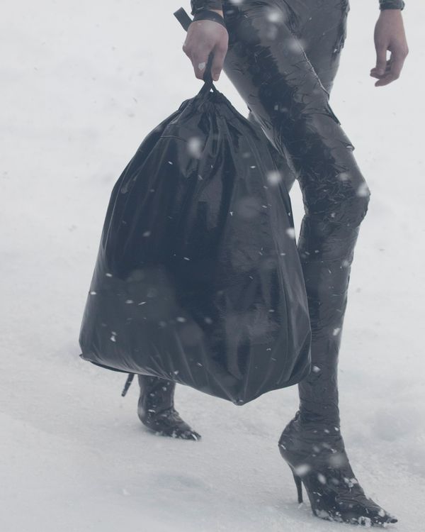 以垃圾袋為靈感的Trash束口袋，是品牌本季的話題包款之一。品牌提供