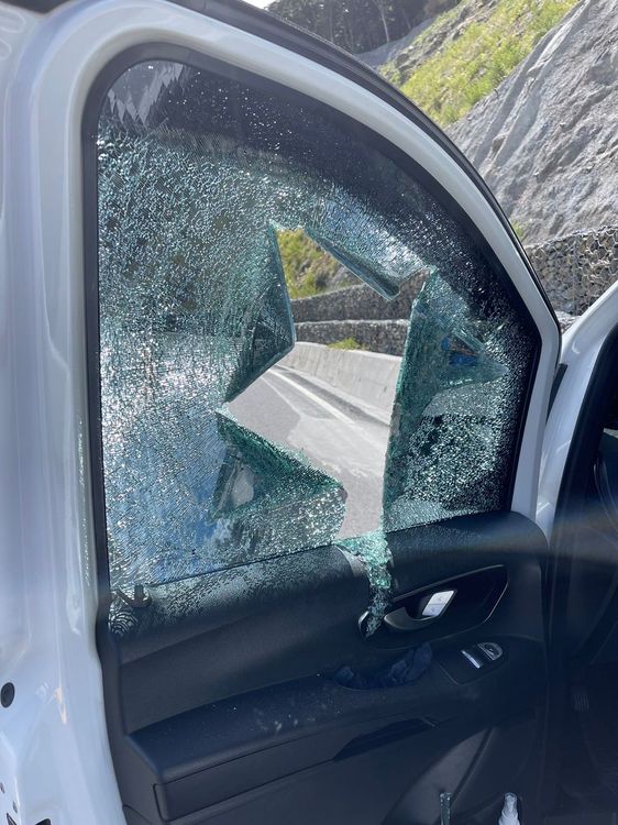 休旅車車窗遭砸破。讀者提供