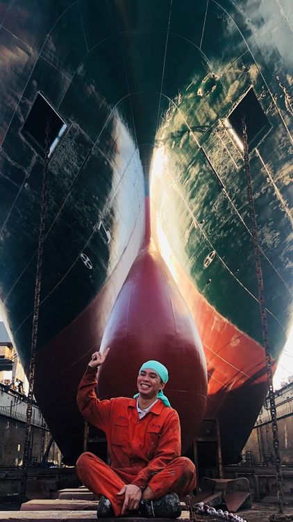 奕凱隨船到香港塢修在船前合影。航港局提供