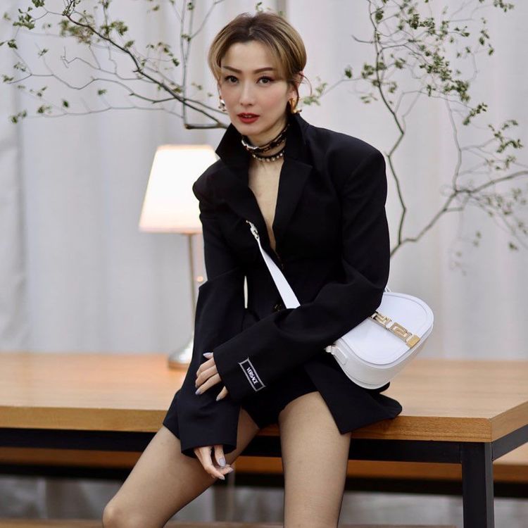 港星鄭秀文背著Greca Goddess包展現率性女神姿態。翻攝sammi_chengsauman IG