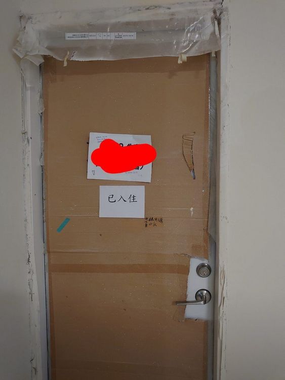 宿舍的門。引自批踢踢
