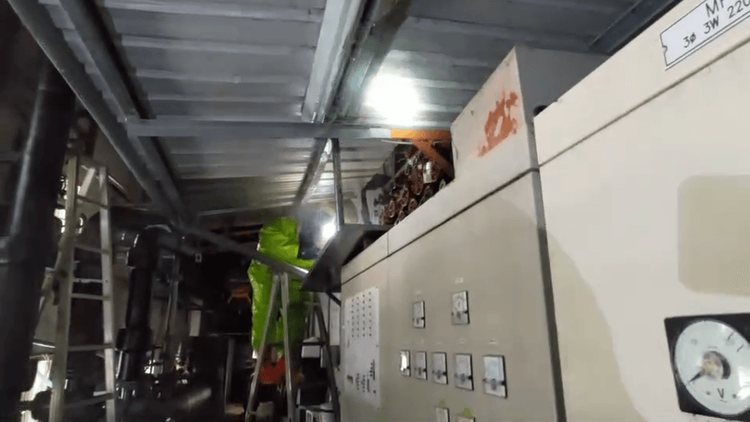 冷凍廠氨氣不斷竄出，警消及環保署人員緊急止漏。讀者提供