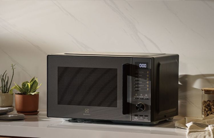 極致美味500 25L獨立式燒烤微波爐，售價3990元。業者提供