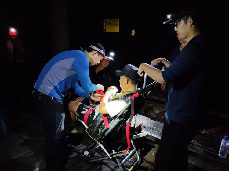 至稍來涼亭後改用搬運椅運送節省力氣。李陳信得攝