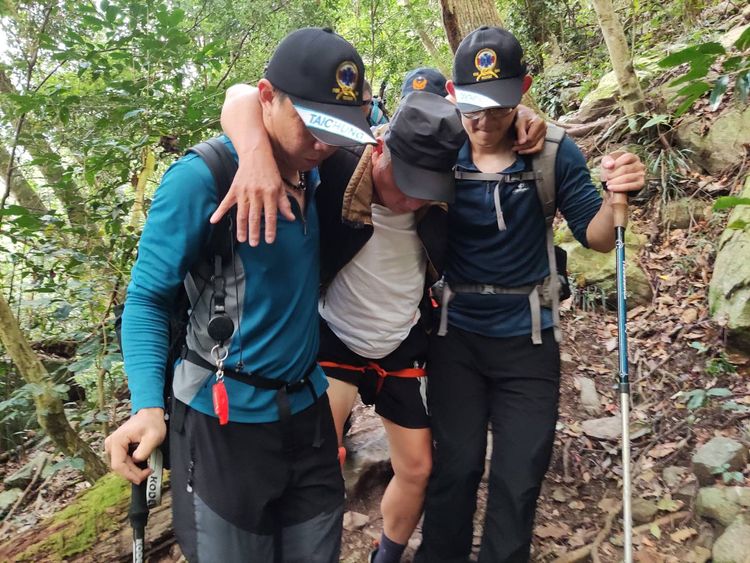 原本用攙扶方式，但傷者以無利可施。民眾提供