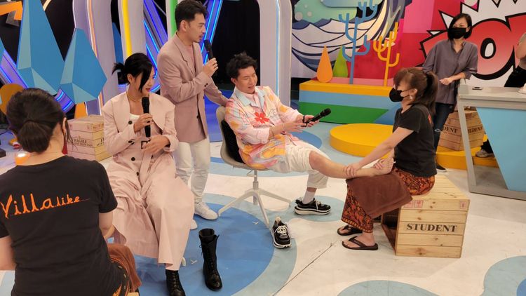 兩人生日中天送上按摩券禮物。葉文正攝