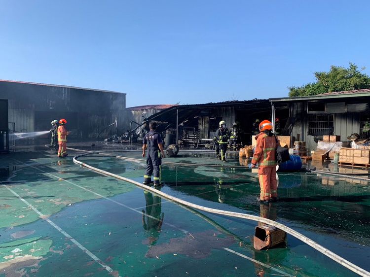 消防人員耗費近50分鐘撲滅火勢，但50坪廠房已經付之一炬。讀者提供