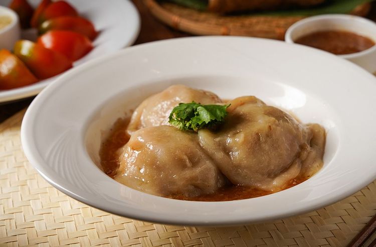 客房內品嘗飄香50年名店「武廟肉圓」。台南遠東香格里拉提供