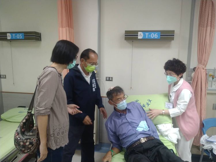 捷運局吳義隆局長及交通局張淑娟局長親自到醫院關心。市府提供