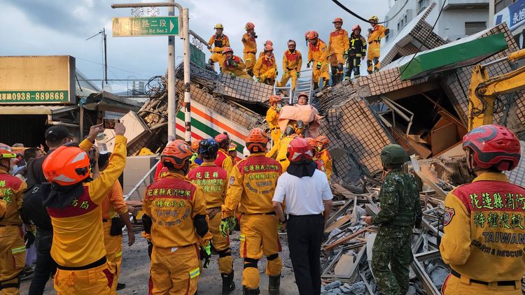 5歲的覃小妹順利被救出。黃瑞娟攝