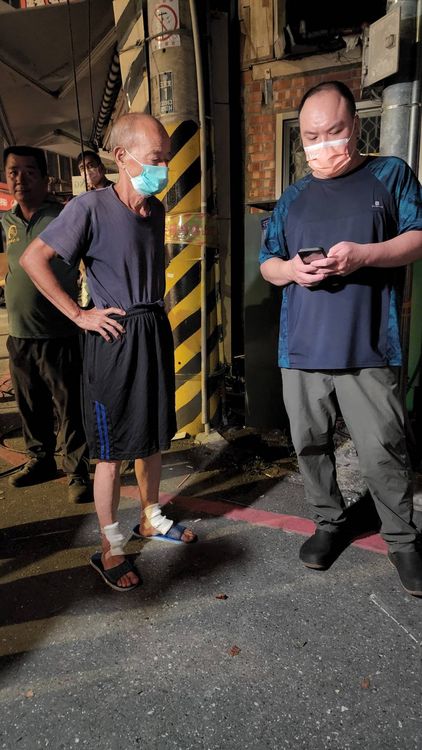 陳姓屋主回到家前，一言不語的看著工作人員拆除倒塌的房屋。黃瑞娟攝