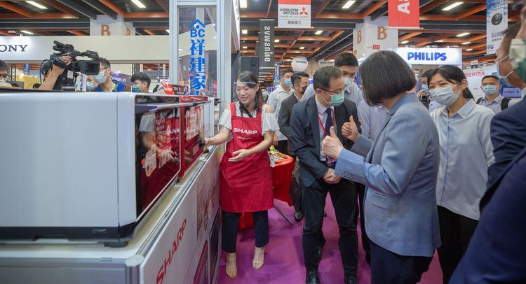 蔡英文逛展內各類家電產品。總統府提供