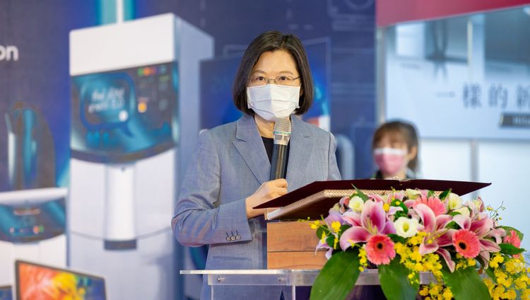 蔡英文致詞指出內需經濟正在復甦回溫，邀請民眾逛展延續這股消費力。總統府提供