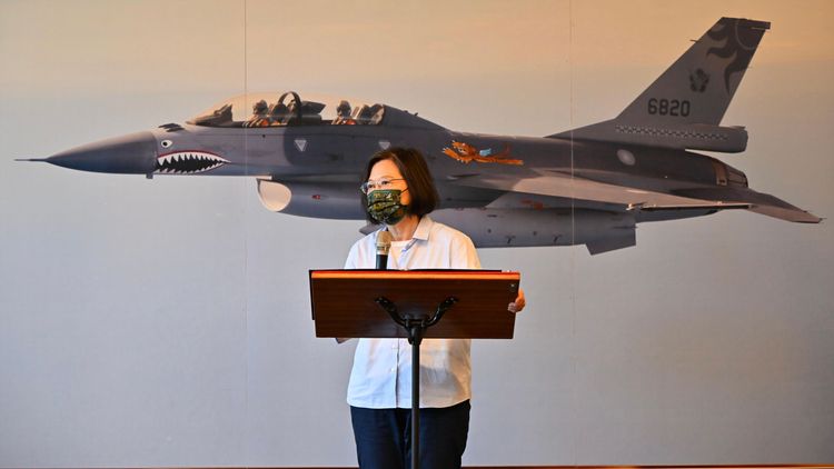  蔡英文勗勉空軍第五聯隊並頒發加菜金，空軍也回送「飛虎娃娃」。總統府提供