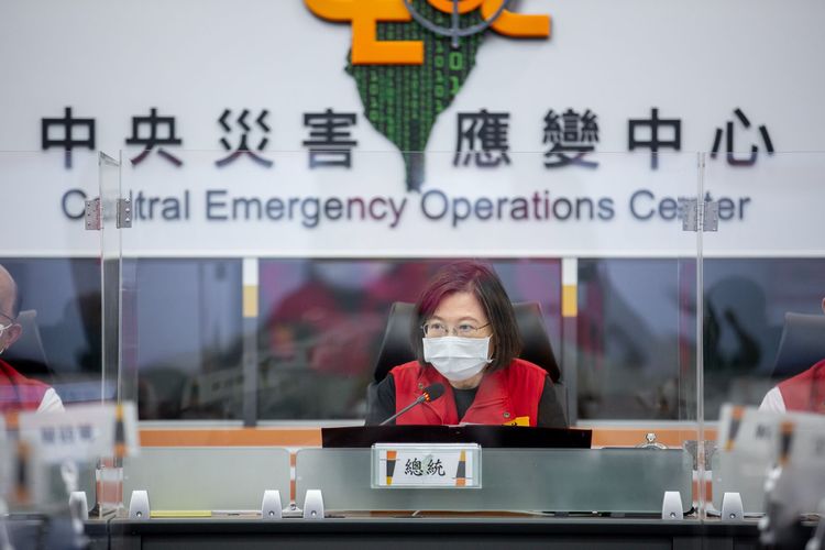 蔡英文昨天在中央災變中心聽取各部會報告後，做出四項指示。總統府提供