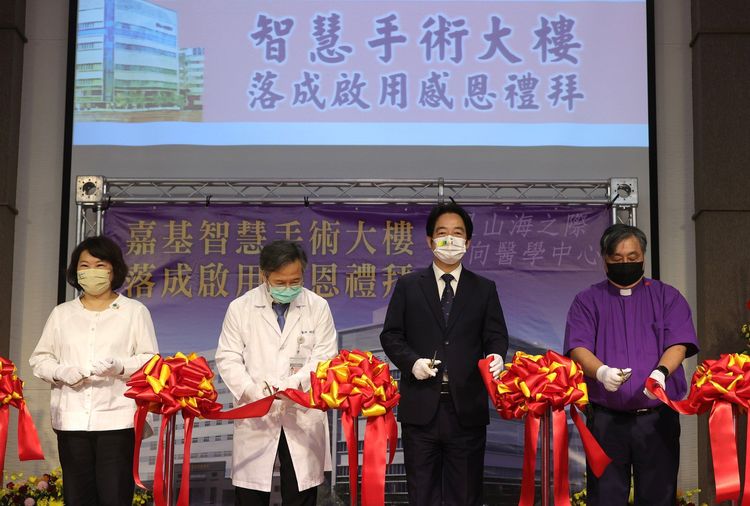 賴清德與現場貴賓進行剪綵啟用儀式。總統府提供