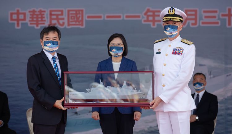  蔡英文總統（中）、台船公司董事長鄭文隆（左）、海軍司令梅家樹（右）出席海軍玉山軍艦交艦典禮。總統府提供