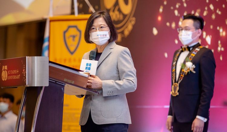 蔡英文說，台北青商會入會年齡18歲，她相信，18歲公民權是大家共同努力的目標。總統府提供