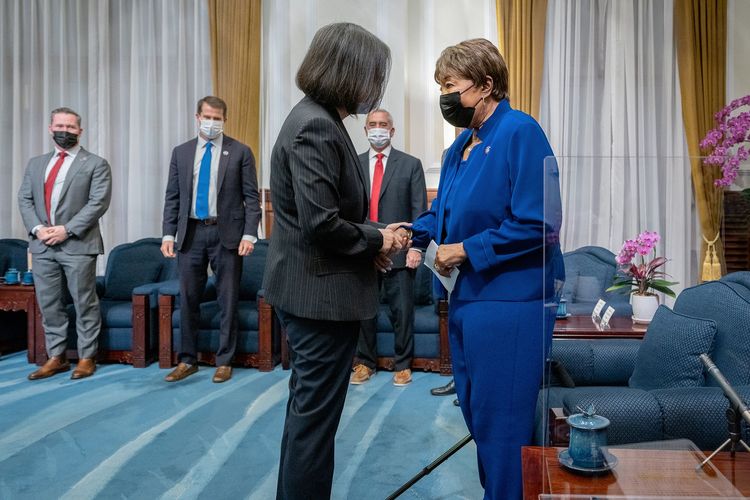 蔡英文與江笙握手私下交流。總統府提供