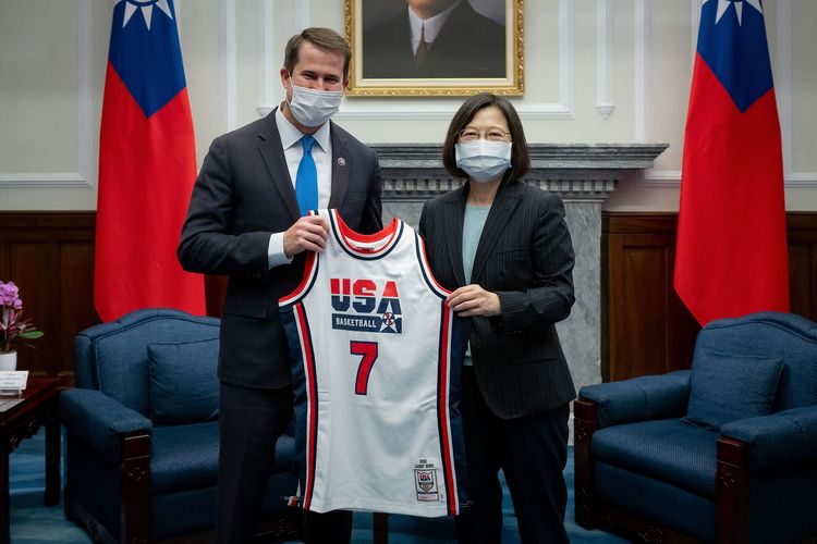 莫頓贈美國籃球衣給蔡英文。總統府提供