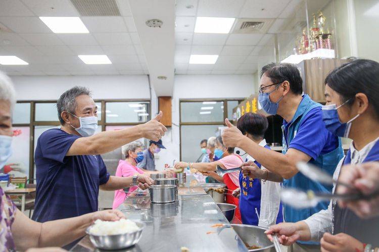 張善政與長者親切打招呼。張善政競辦提供