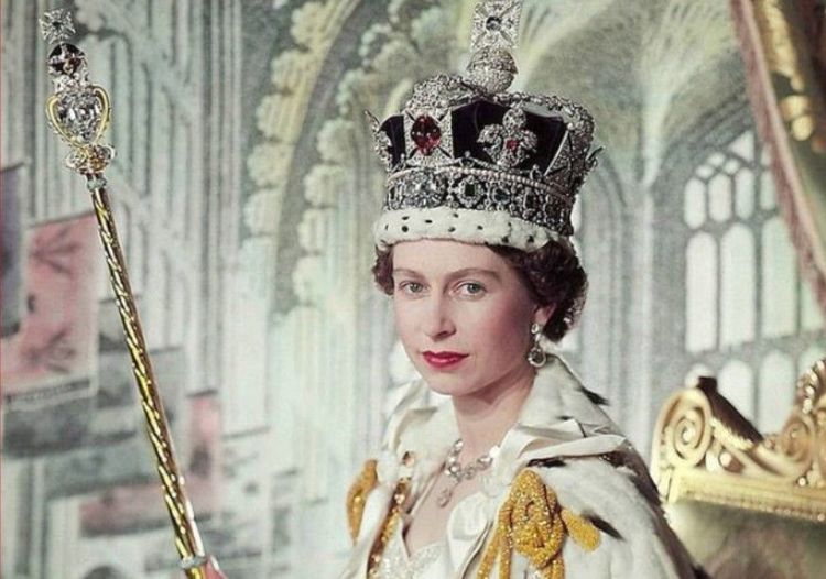 英國女王伊麗莎白二世手持權杖，權杖上的主鑽重達530克拉。翻攝twitter@ Africa_Archives