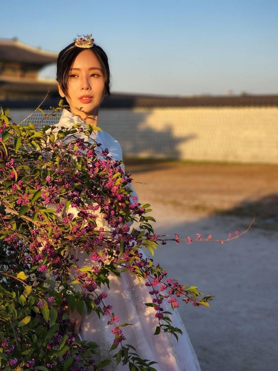 甄馨換上韓服氣質不同。陳孝志提供