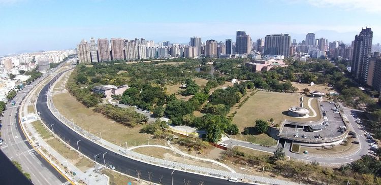 美術館特區綠地相對美術館充足，但商業機能不及農16特區。葉家銘攝