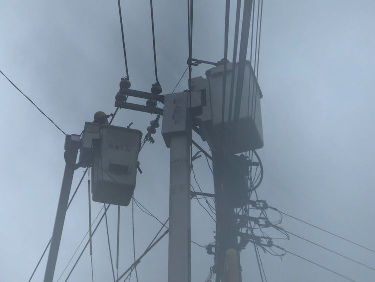 台電人員修復電線桿，也請停電用戶多些耐心等待。台電提供
