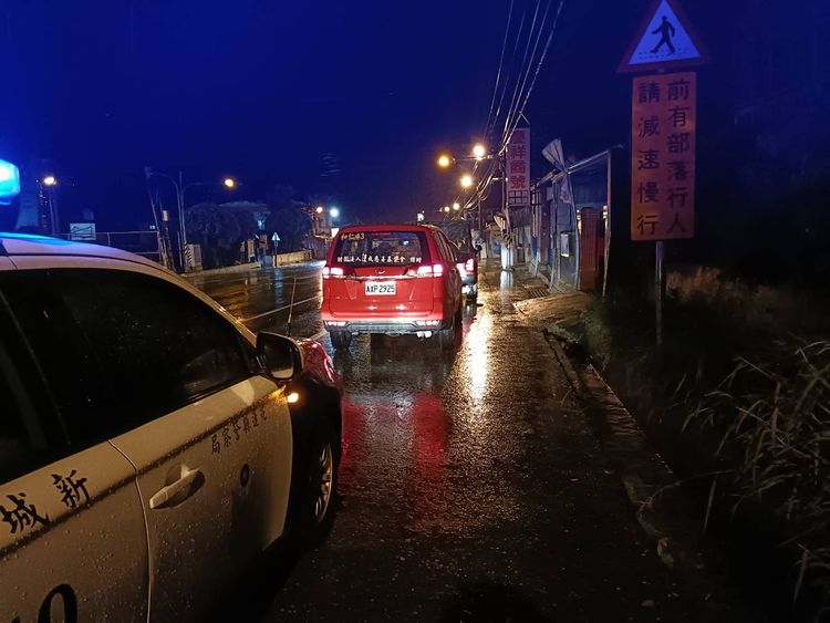 居民陸續撤離部落。翻攝畫面