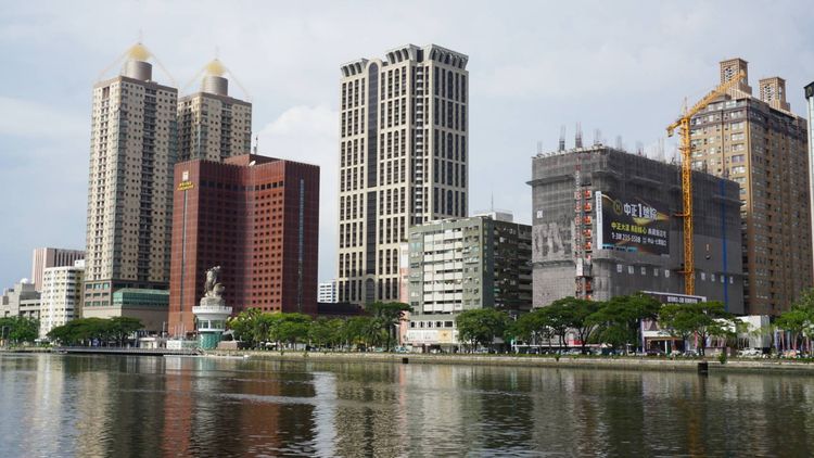 愛河沿線房價持續創新高，未來還有國賓飯店改建案。葉家銘攝