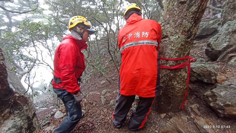 搜救人員持續搜索陳伯均。民眾提供