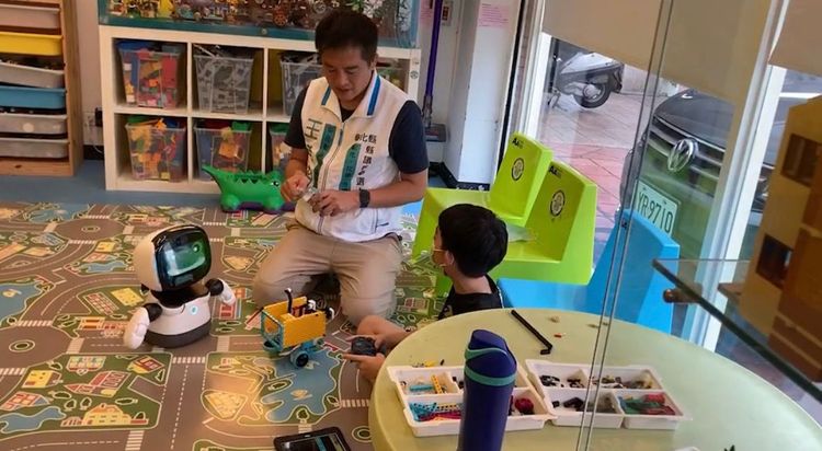小朋友到服務處和王孝裕玩機器人。王孝裕提供