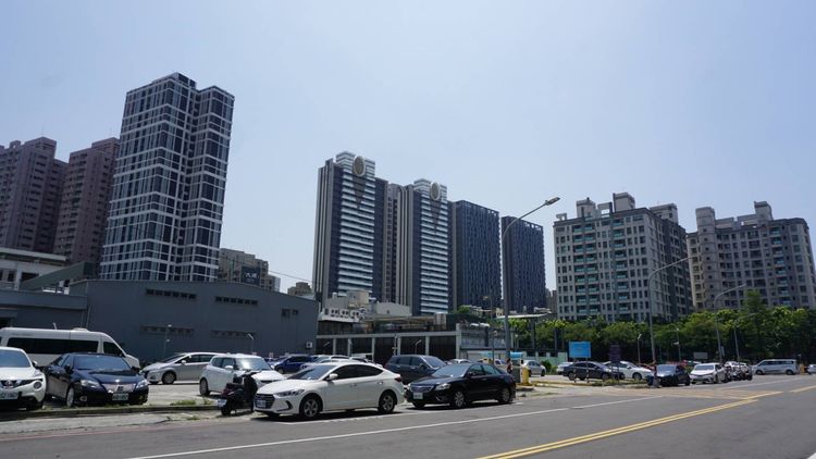 漢神巨蛋商圈為高雄目前商業機能最活絡地段，新屋今年全面5字頭。葉家銘攝