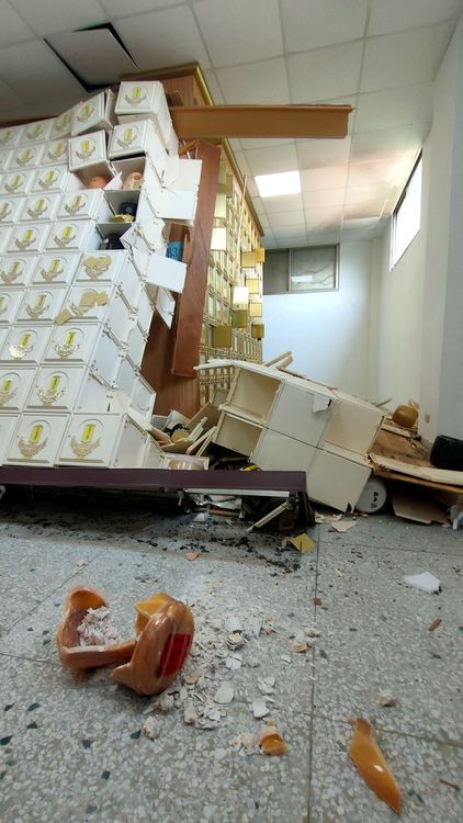 現場骨灰罈破損的情形。縣府提供