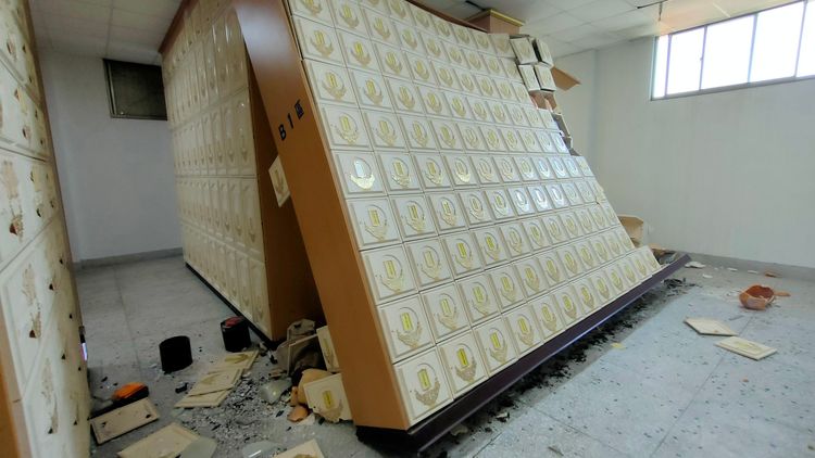 納骨櫃傾倒。資料畫面